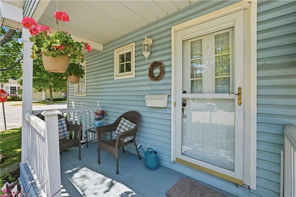 225 Silverbirch Boulevard
