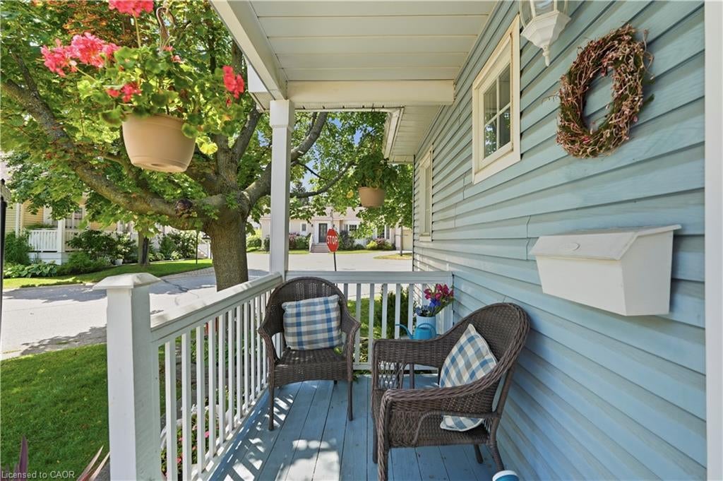 225 Silverbirch Boulevard