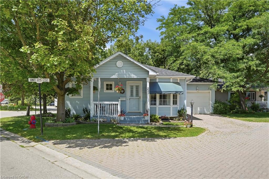 225 Silverbirch Boulevard