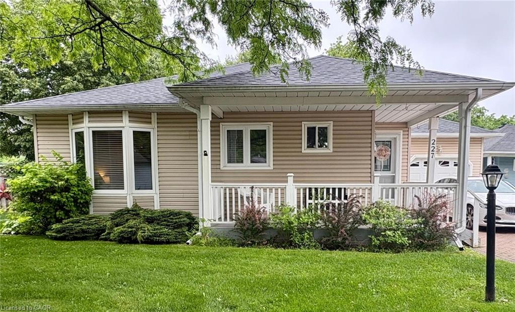 227 Silverbirch Boulevard