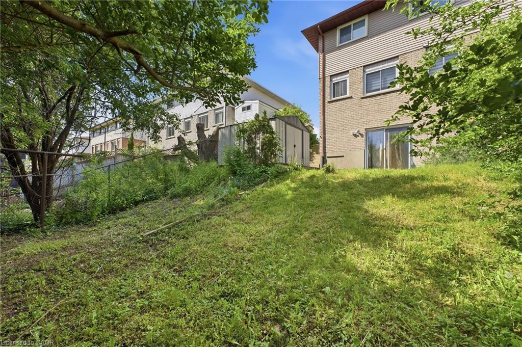 126 Dinison Crescent