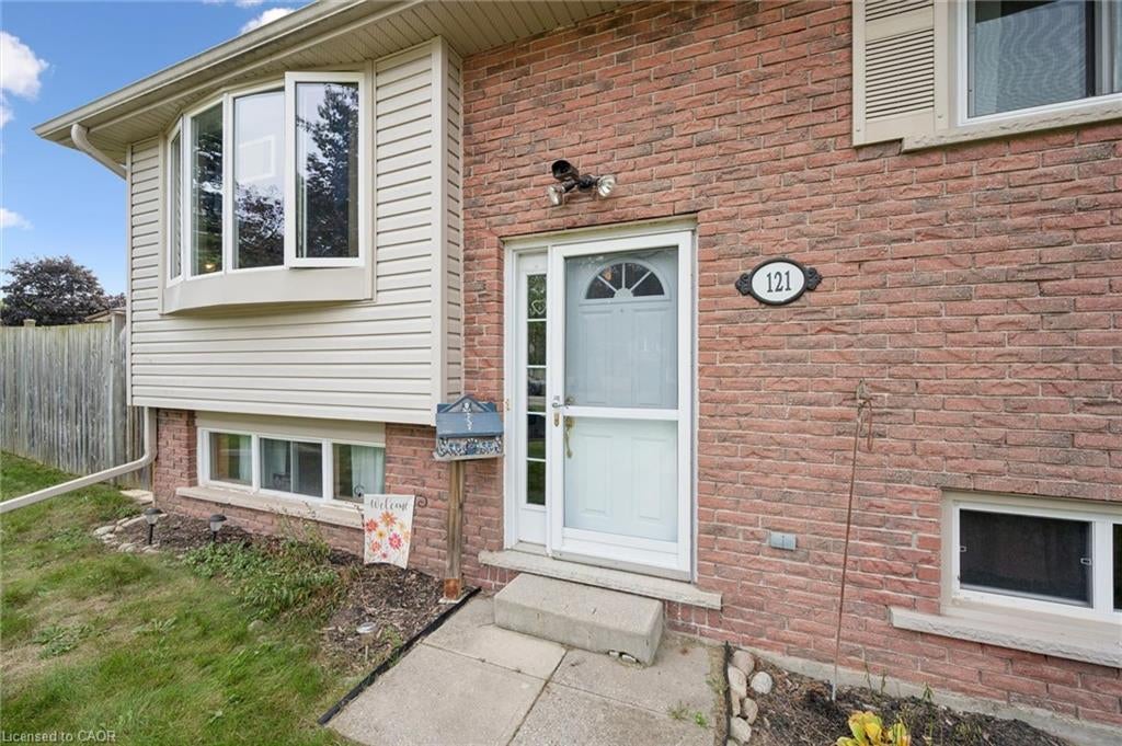 121 Nathaniel Crescent