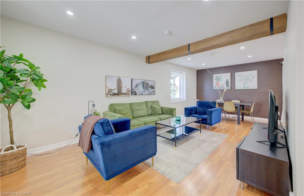 350 Victoria Street S