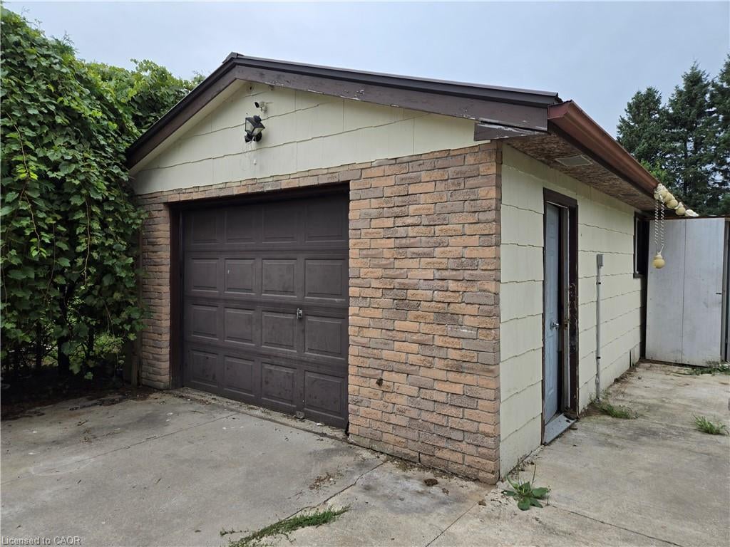 8 Lyndhurst Avenue