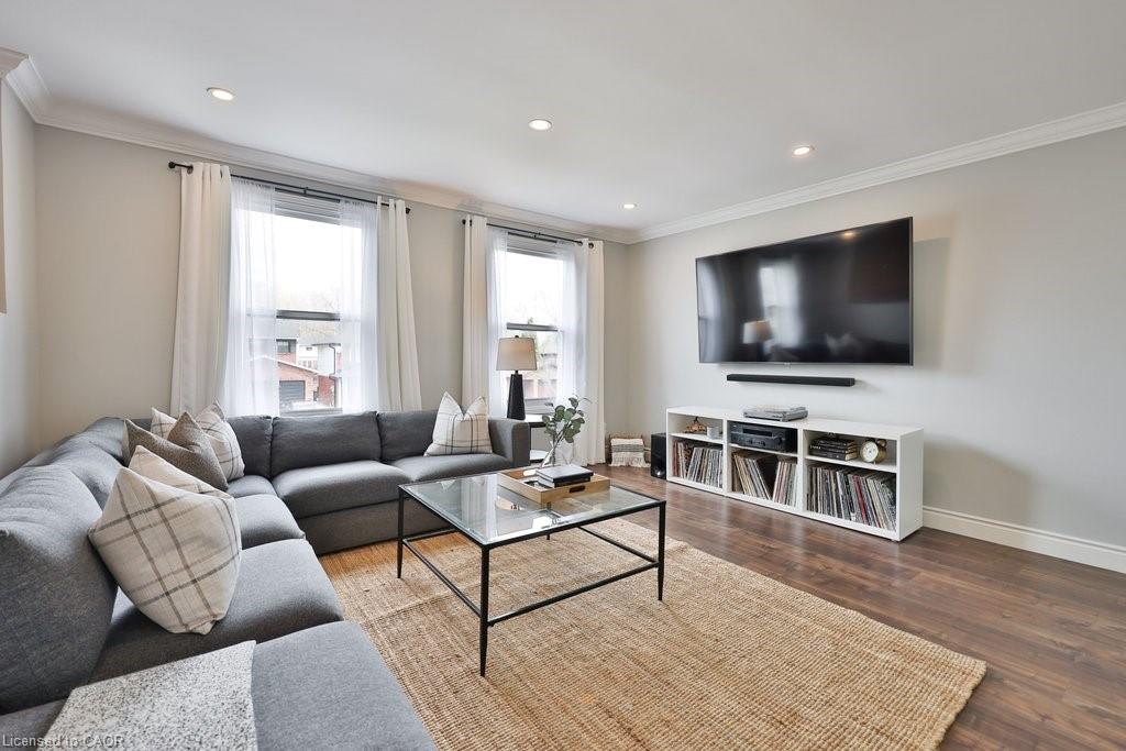 3219 Twin Oaks Crescent