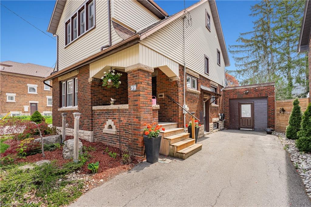 39 Borden Avenue N