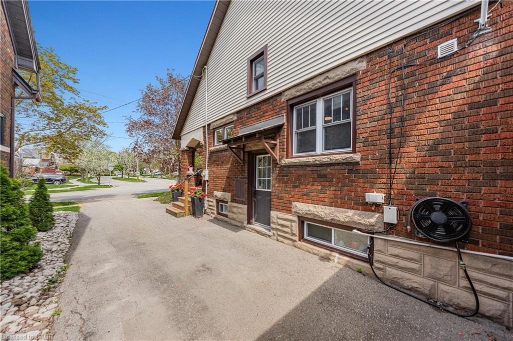 39 Borden Avenue N