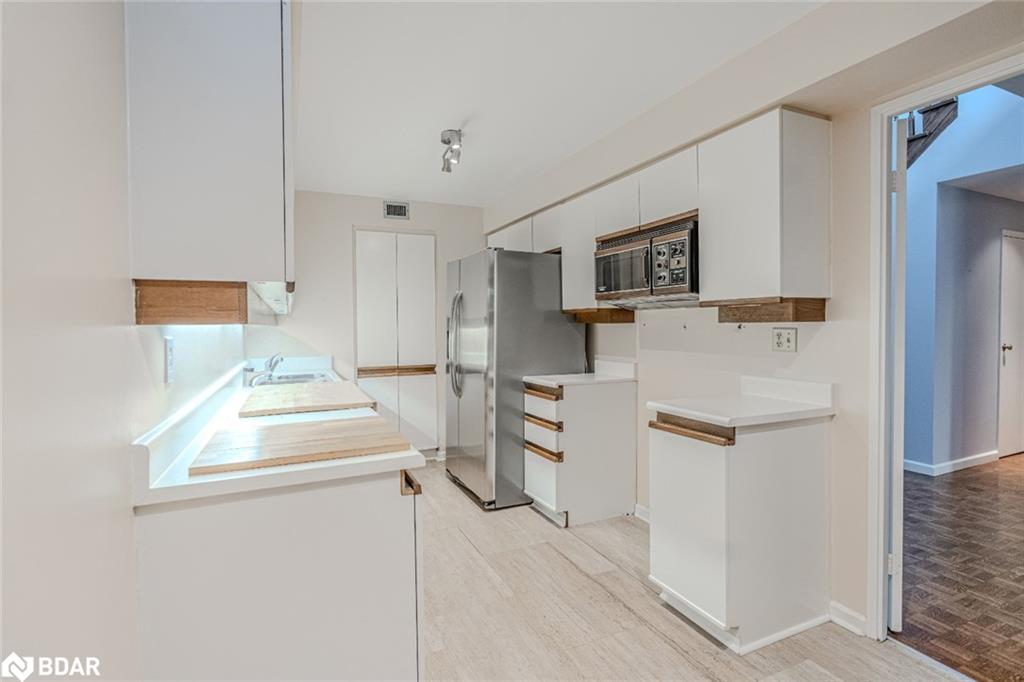 80 Front Street E 824