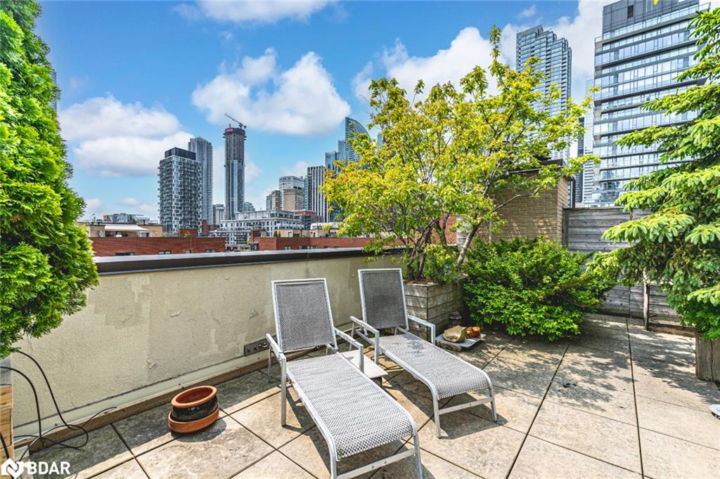80 Front Street E 824