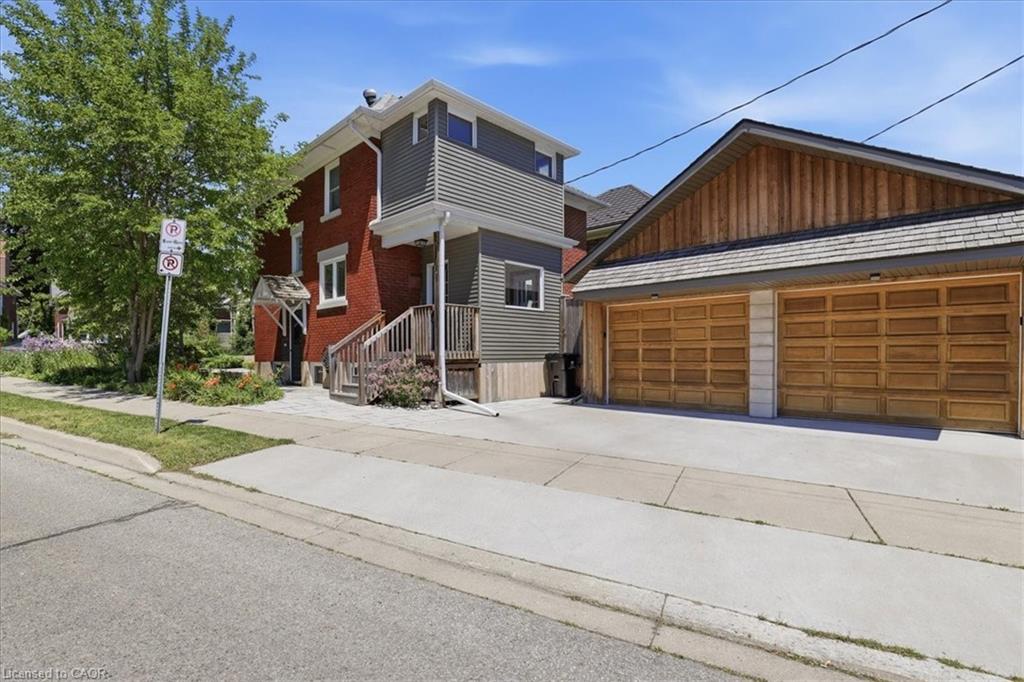 859 Queen's Boulevard