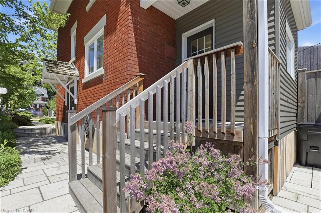 859 Queen's Boulevard