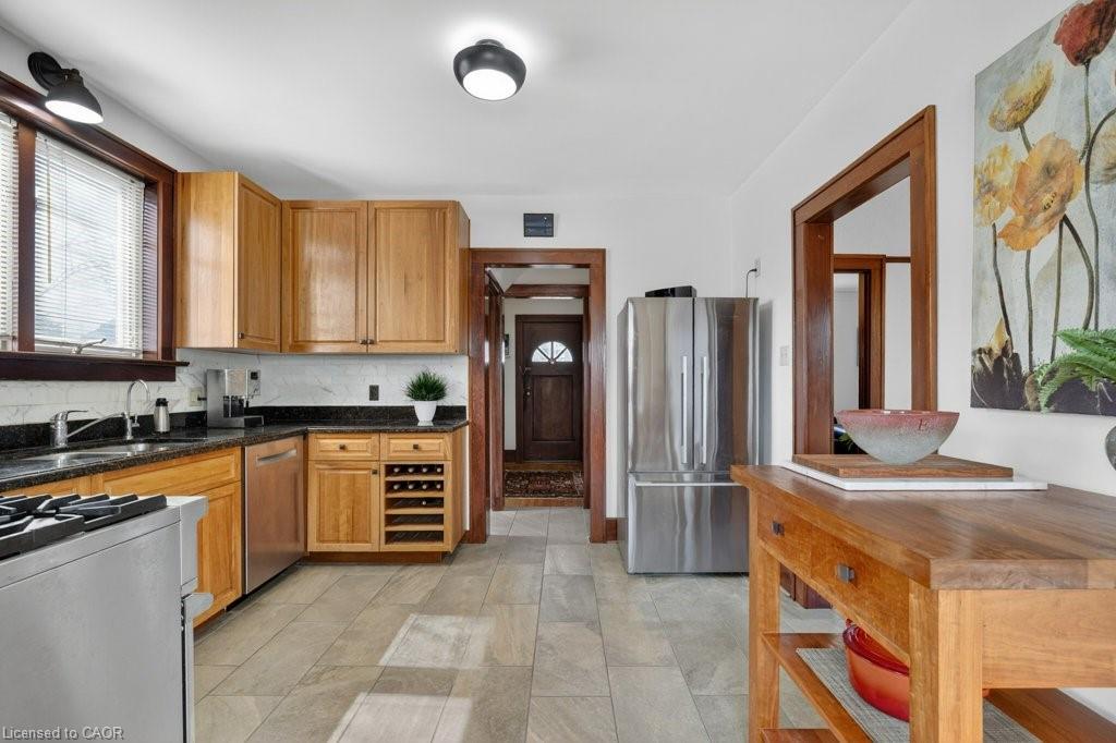 859 Queen's Boulevard