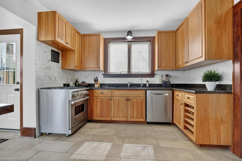 859 Queen's Boulevard