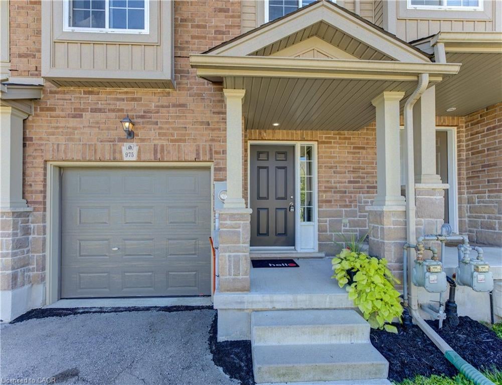 975 Zeller Crescent