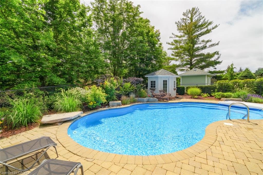 24 Cottonwood Crescent