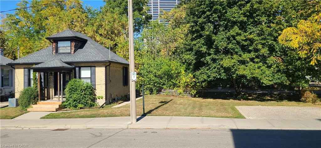 2 Esson Street