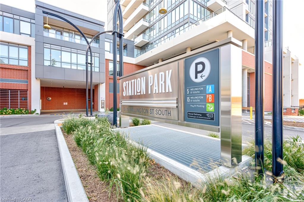 15 Wellington Street S 303