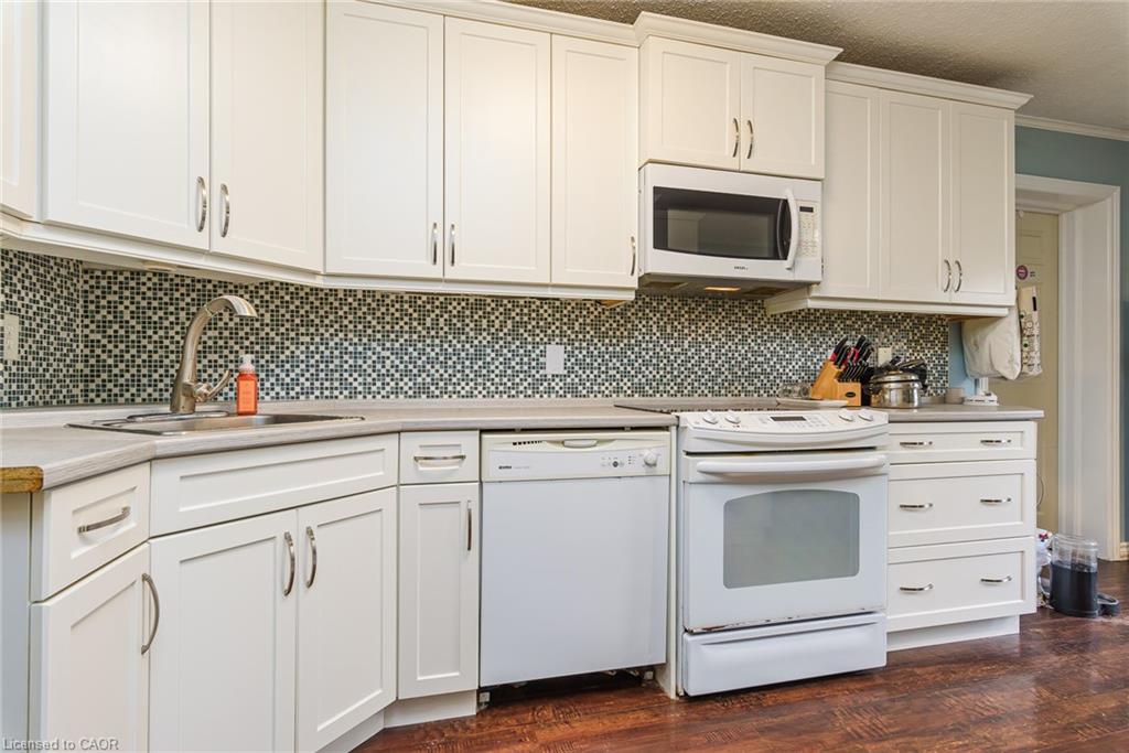 121 University Avenue E 32