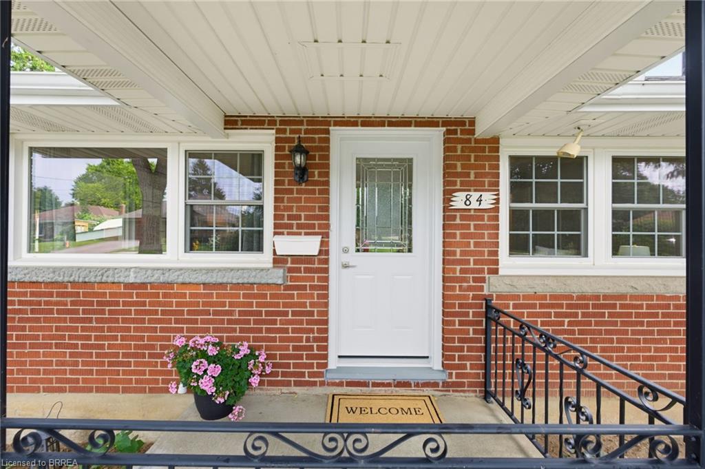 84 Dundas Street W