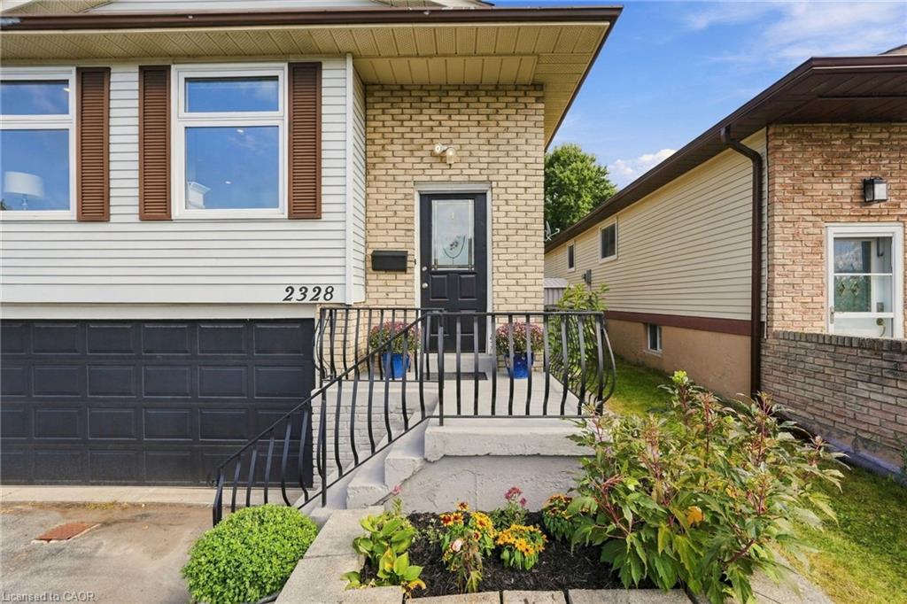 2328 Malcolm Crescent