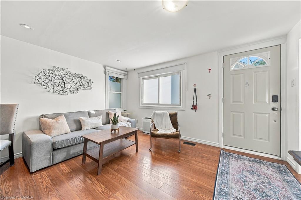 98 Dundas Street W