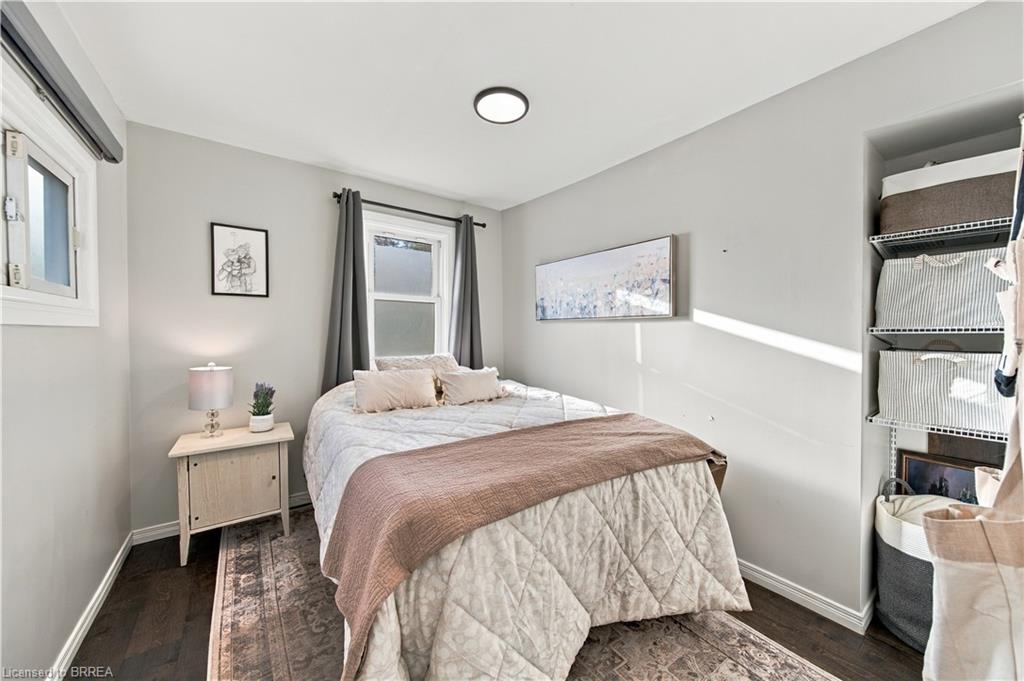98 Dundas Street W