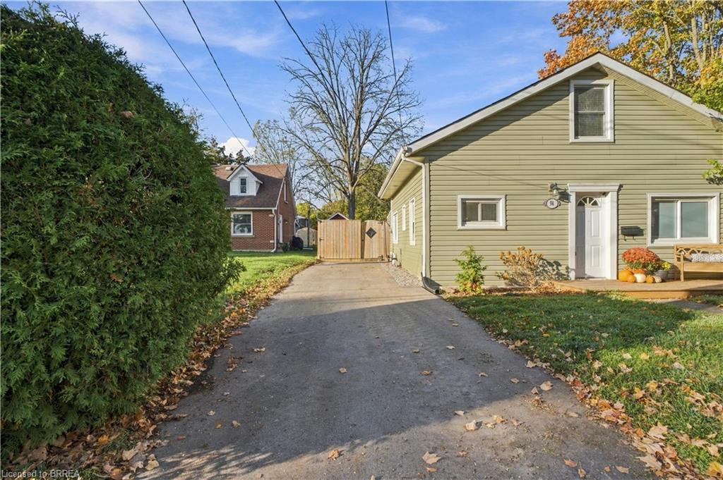98 Dundas Street W