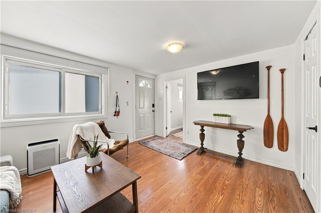 98 Dundas Street W