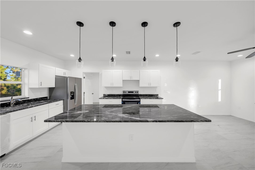 861 Chicago Street E