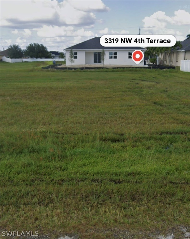 View of grassy yard