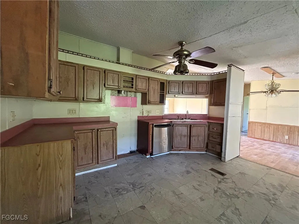 North Fort Myers, Florida 33917, United States, 3 Bedrooms Bedrooms, ,2 BathroomsBathrooms,Residential,Pending,207542