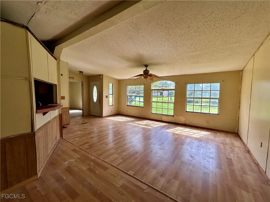 North Fort Myers, Florida 33917, United States, 3 Bedrooms Bedrooms, ,2 BathroomsBathrooms,Residential,Pending,207542