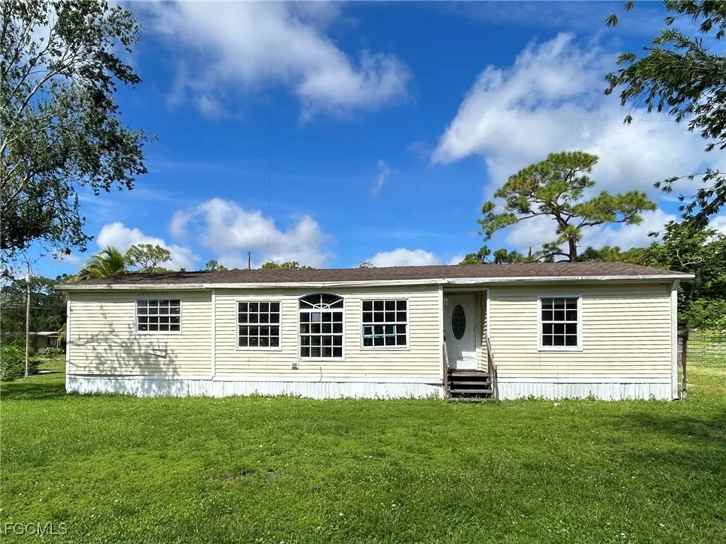 North Fort Myers, Florida 33917, United States, 3 Bedrooms Bedrooms, ,2 BathroomsBathrooms,Residential,Pending,207542