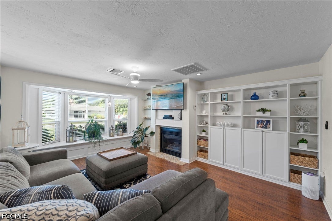 871 Entrada Drive S