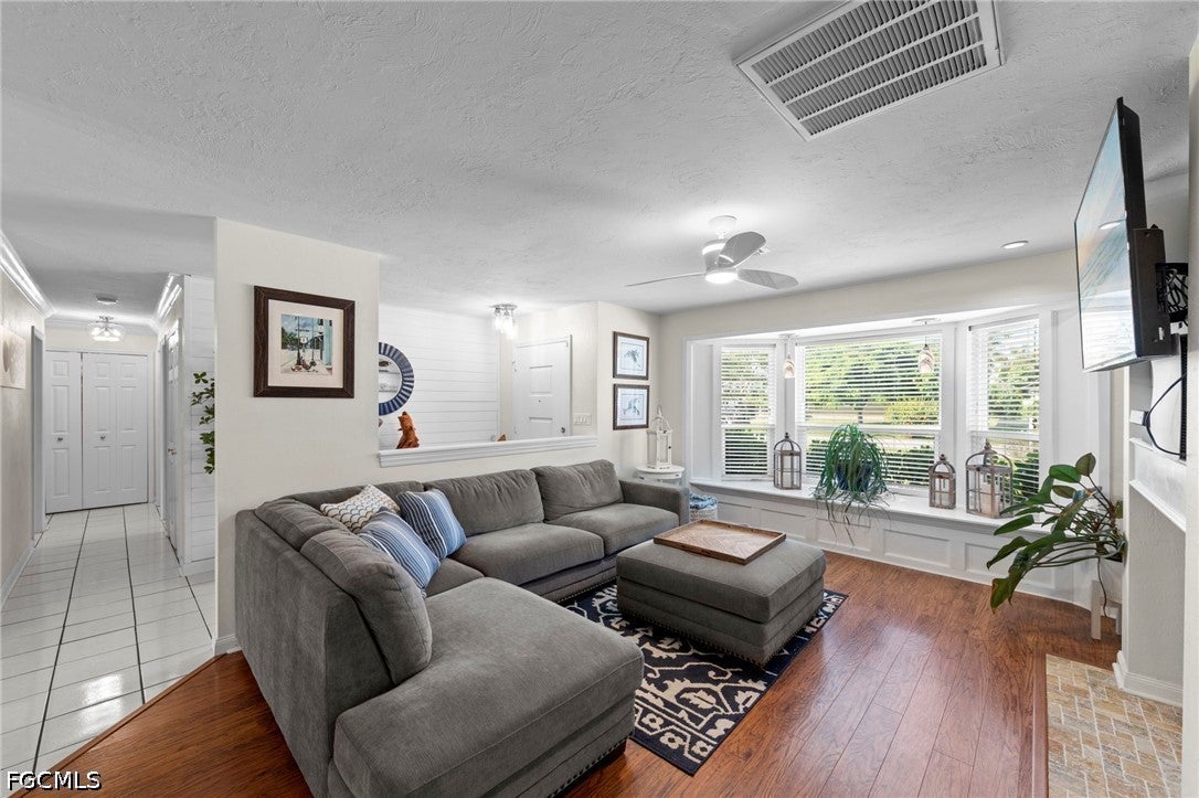 871 Entrada Drive S