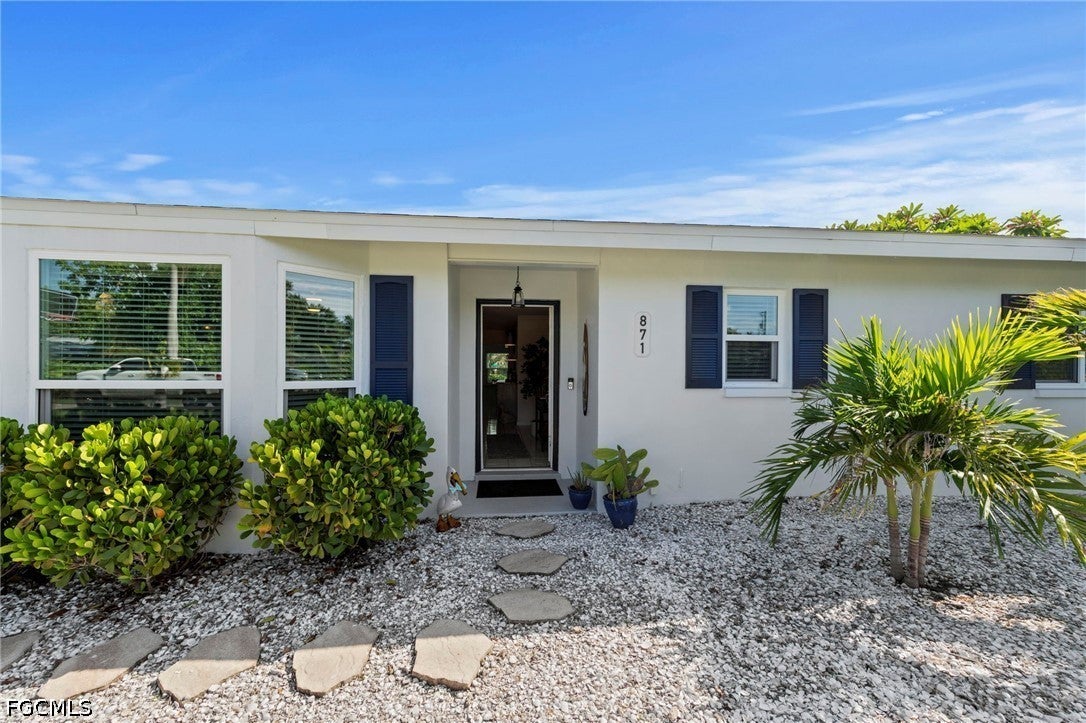 871 Entrada Drive S