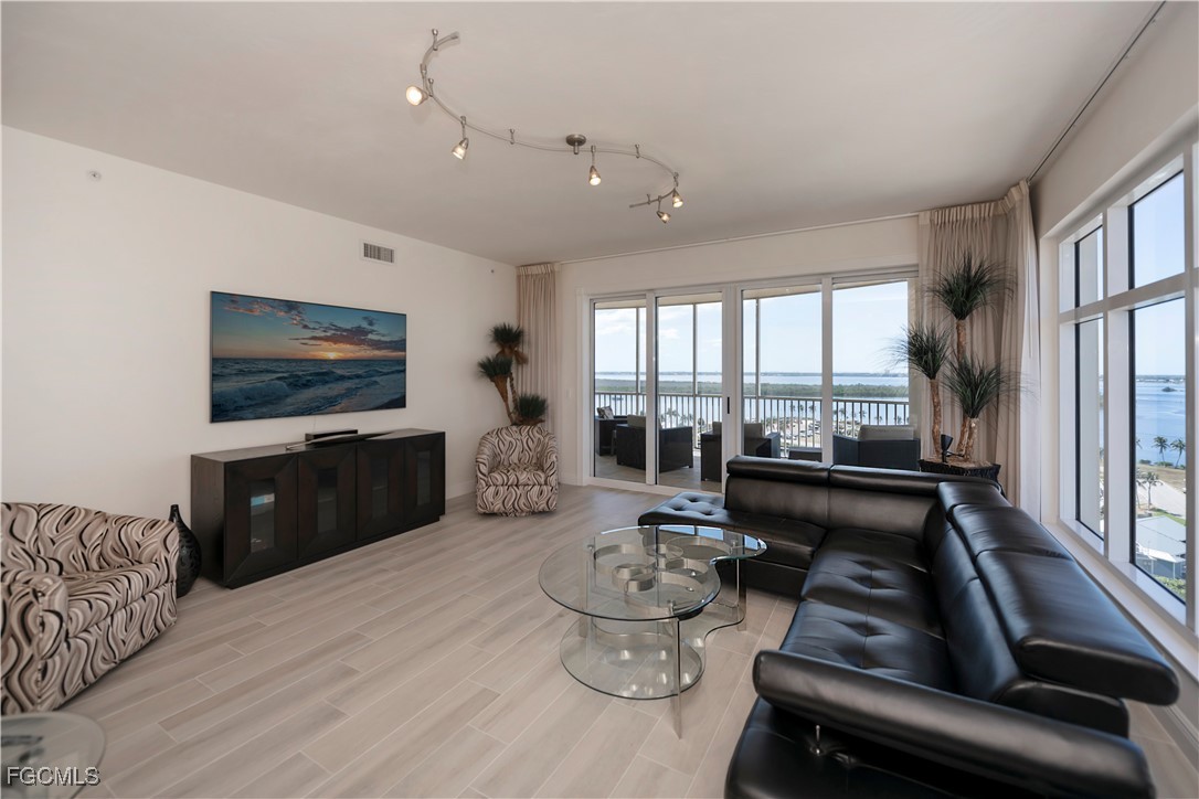 6061 Silver King Boulevard 906
