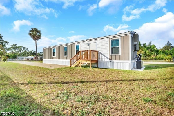 8111 BREEZE DR, NORTH FORT MYERS, FL 33917 - Image 0b73aaf4801afdc4dbdd78efbfa646ee/915702136