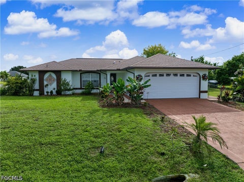 Photo of 806 Felix Avenue N, Lehigh Acres, FL 33971 (MLS # 2026042398)