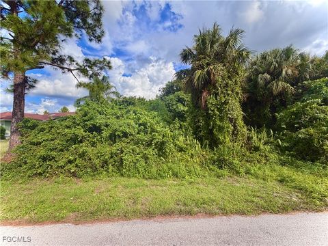 Photo of 612 Hamilton Avenue, Lehigh Acres, FL 33972 (MLS # 2025017166) Photo of 612 Hamilton Avenue, Lehigh Acres, FL 33972 (MLS # 2025017166)