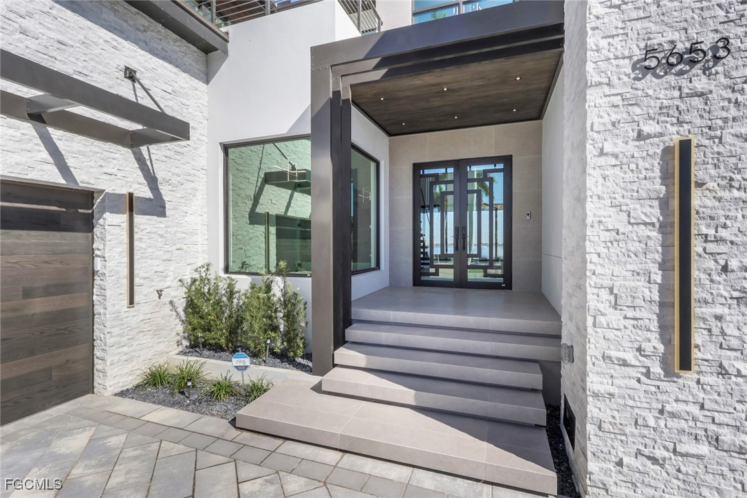 5653 Riverside Drive