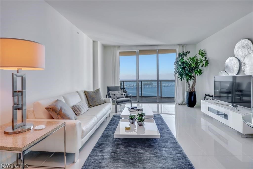 3000 Oasis Grand Boulevard 3005