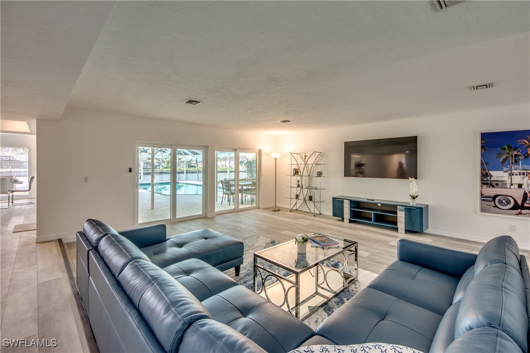 1006 Dolphin Drive