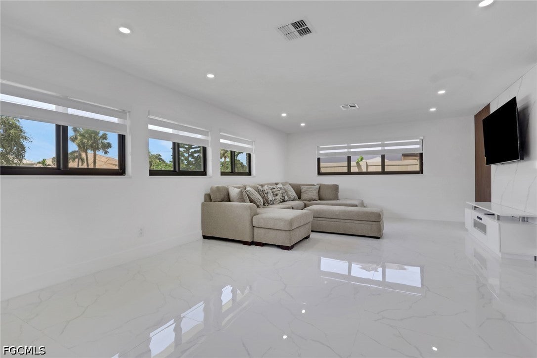 4943 Pelican Boulevard