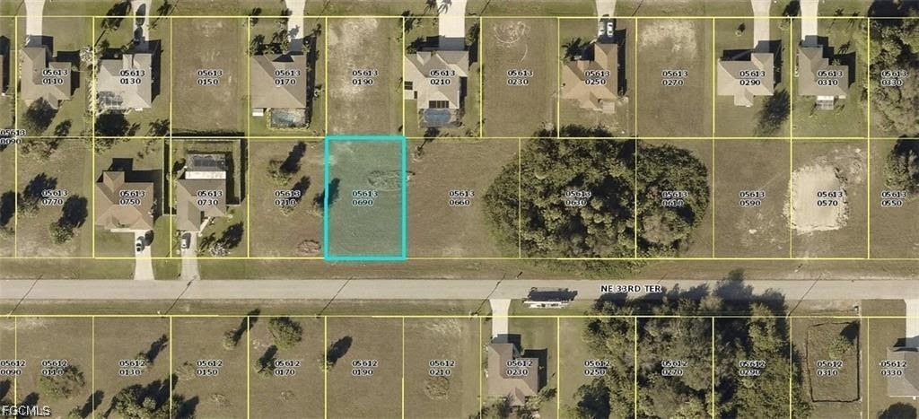Aerial map of property and surrounding area with p