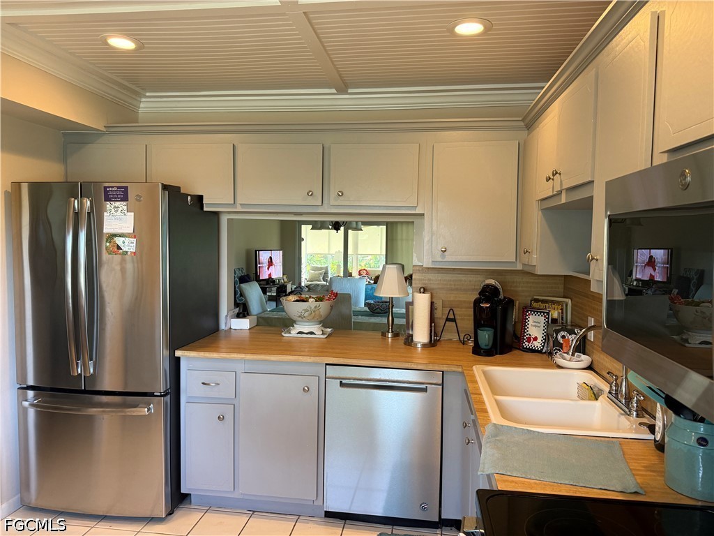 38 Glades Boulevard 1