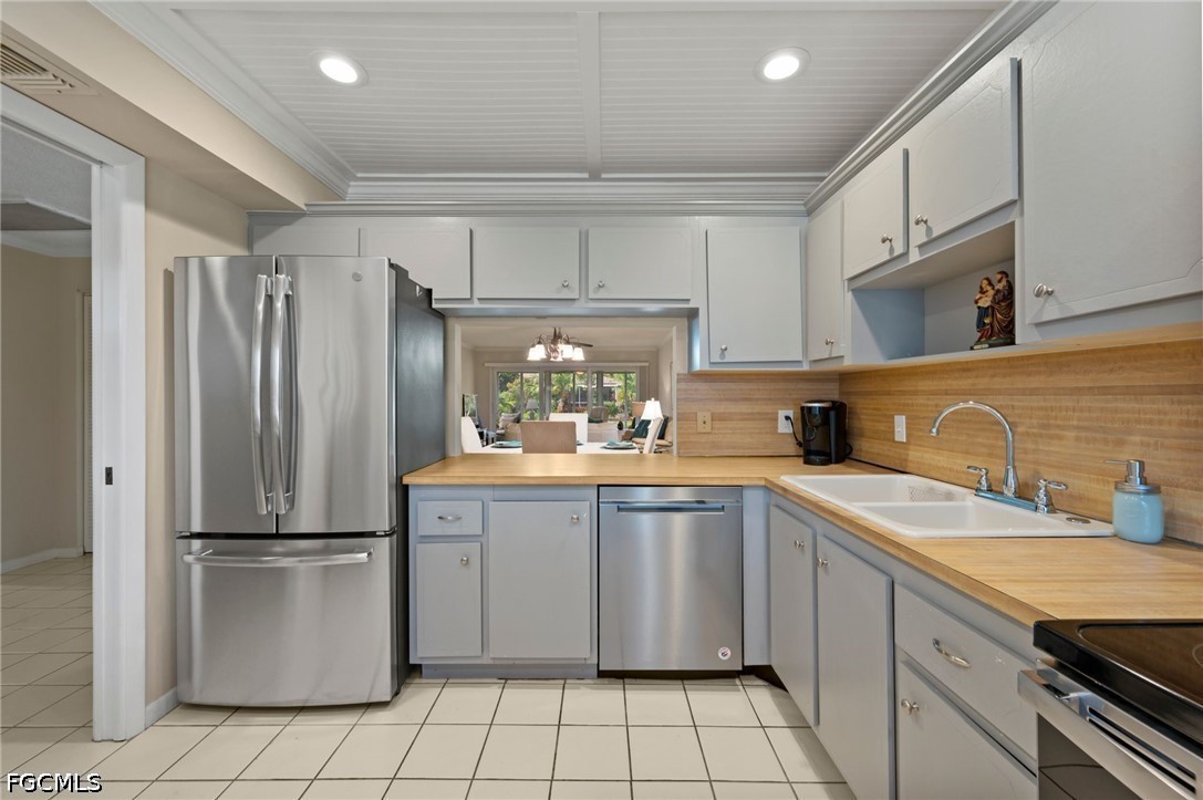 38 Glades Boulevard 1