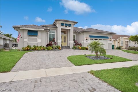 A home in MARCO ISLAND