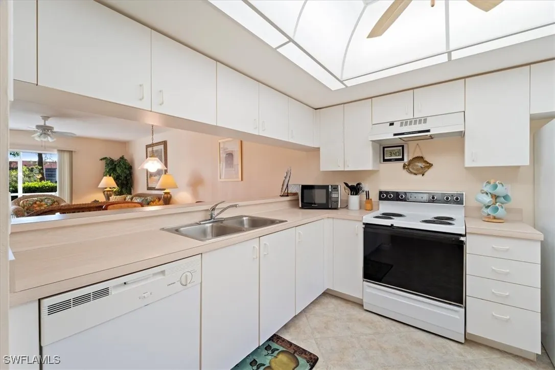 Naples, Florida 34104, United States, 2 Bedrooms Bedrooms, ,2 BathroomsBathrooms,Residential,Pending,131547