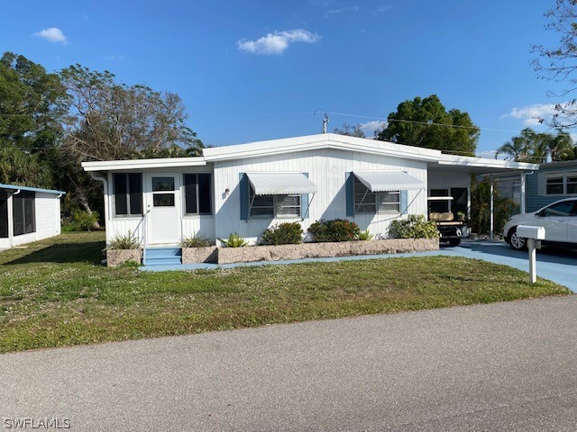 Manufactured / mobile home featuring a front lawn
